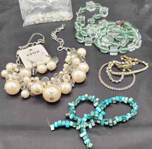 lot 313 image: Costume Jewelry Austrian Crystals