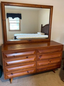 lot 330 image: Franklin Shockey Hand Burnished Pine Dresser with Mirror