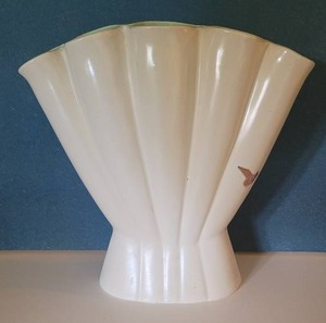 lot 43 image: Red Wing Gladiola Vase with sticker