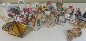 lot 133 image: Miniature Angels and Porcelain Flowers lot