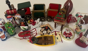 lot 322 image: Vintage Chritmas Ornaments