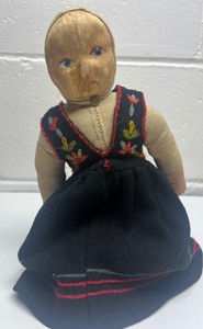 lot 323 image: Antique Scandinavian Cloth Doll Norwegian Costume