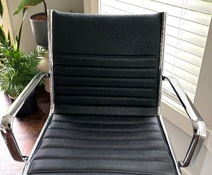 lot 33 image: Office Chair by Dirk
