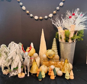 lot 162 image: Tis the Season for Christmas Decor