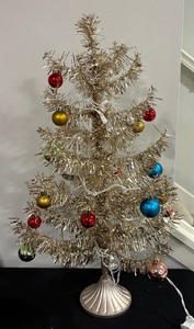 lot 125 image: Delightful Holiday Decor