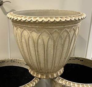 lot 128 image: Three Pretty Planters