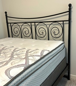 lot 18 image: Elegant Metal Queen Bed Frame