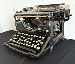 lot 144 image: Vintage Underwood Typewriter