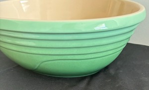 lot 19 image: Le Creuset 3.6 Quart Bowl