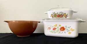 lot 88 image: Grouping of Corning Ware and Pyrex Bowl