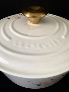 lot 95 image: Le Creuset Signature White  Floral Dutch Oven