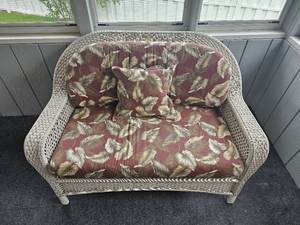 lot 7 image: Traditional White Wicker Love Seat