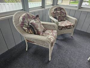 lot 8 image: Traditional White Wicker Conversation Chairs