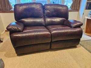 lot 4 image: Luxurious Flexsteel Chocolate Leather Recliner Loveseat