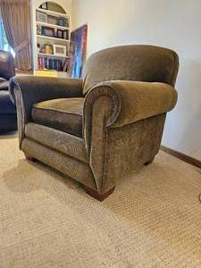 lot 10 image: Handsome Rolled Arm Armchair from Lay-Z-Boy