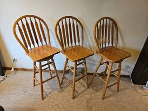 lot 11 image: Traditional Oak Bow-Back Counter Stools