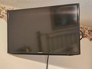 lot 113 image: Samsung 32 Television