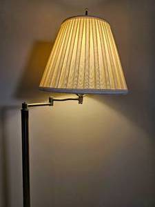 lot 43 image: Traditional Polished Brass Floor Lamp