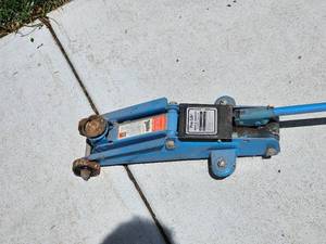 lot 225 image: 4000 lbs. Floor Jack