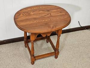 lot 125 image: Vintage Traditional Oak Side Table