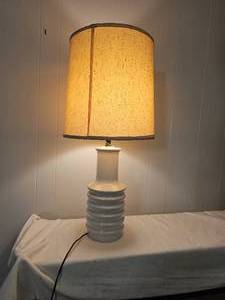 lot 128 image: Vintage Retro Ribbed Table Lamp
