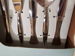 lot 137 image: Oneida Tableware Service for 12