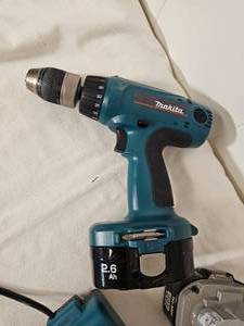 lot 221 image: 18V Makita Portable Drill & Two Batteries