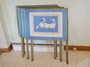 lot 153 image: Blue Ribbon Goose TV Tray Tables