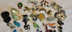 lot 168 image: Vintage Jewelry Collection  Pierced Earrings