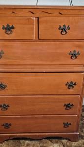 lot 180 image: Vintage Maple 6 Drawer Dresser