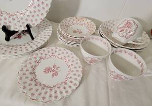 lot 141 image: Lovely Meakin English Chantilly Chinaware Service