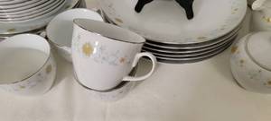 lot 143 image: Retro Chinaware Service by Premiere  Alpine Gold
