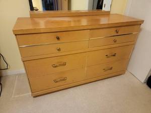 lot 81 image: Vintage Bassett Furniture Vanity Dresser