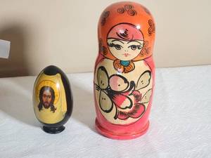 lot 87 image: Vibrant Vintage Handpainted Russian Nesting Dolls & Decor