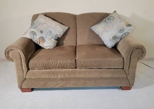 lot 10A image: Luxurious La-Z-Boy Light Brown Loveseat Sofa
