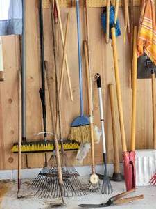 lot 258 image: Yard Warrior Lawn Care Tool Collection
