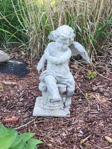 lot 282 image: Fantastic Resin Cherub Garden Statue