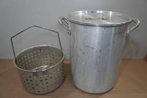 lot 53 image: Huge Stock Pot - 16 x 11