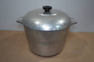 lot 55 image: Vintage Wagner Ware Sidney O Magnalite Deep Stock Pot with Lid - 7 x 10