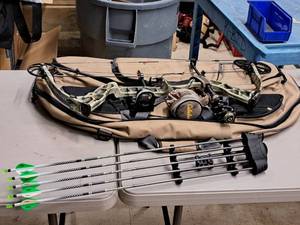 lot 4 image: Diamond Archery by Bowtech Outlaw Bow with Case and (5) Focused Energy Arrows and (1) Arrow Holder