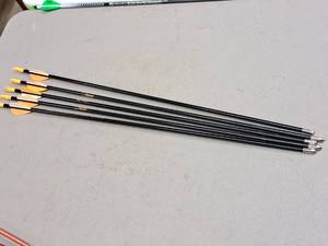 lot 10 image: Lot of (5) Bear Archery Arrows w Tips