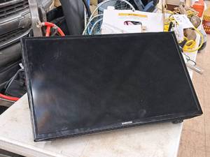 lot 240 image: Samsung 32 Wall Mount Flat Screen TV
