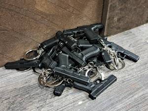 lot 250 image: Lot of (20) Hand Gun Keychains