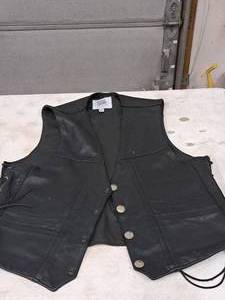 lot 224 image: Fox Creek Size 44 Leather Vest