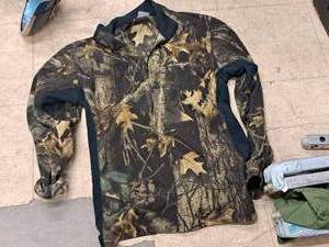 lot 276 image: Columbia Size Large Fleece Pullover