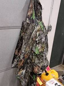 lot 284 image: Size Large Rain Coat and Pant Set