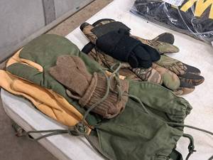 lot 289 image: Lot of (4 Pair) Assorted Gloves