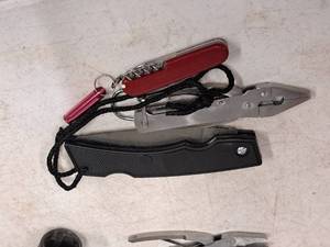 lot 298 image: Knife, Saw, Multitool