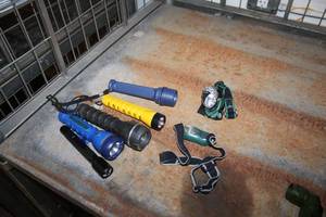 lot 425 image: (5) Flashlights and (2) Headlamps