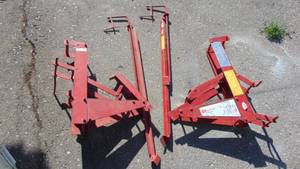 lot 2 image: Pair of Qual Craft Scaffolding System